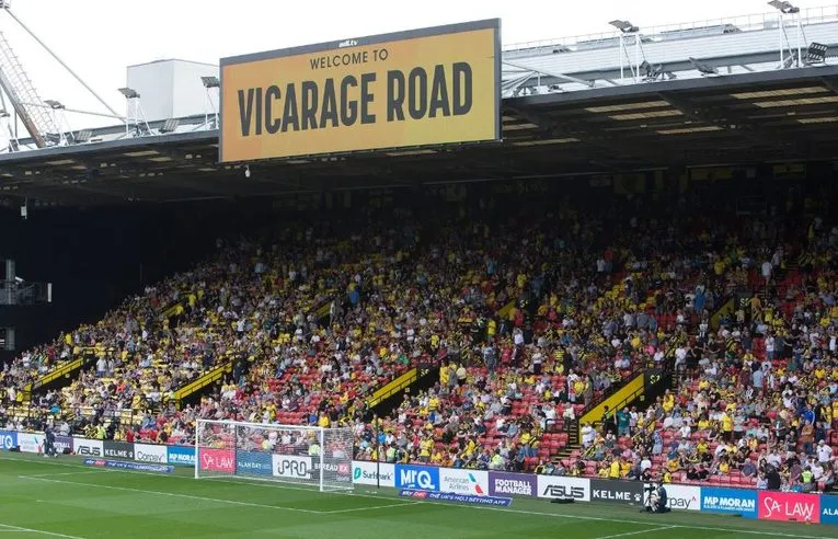 Khung cảnh sôi động tại sân Vicarage Road vào ngày diễn ra trận đấu của Watford FC, tràn ngập sắc vàng đen