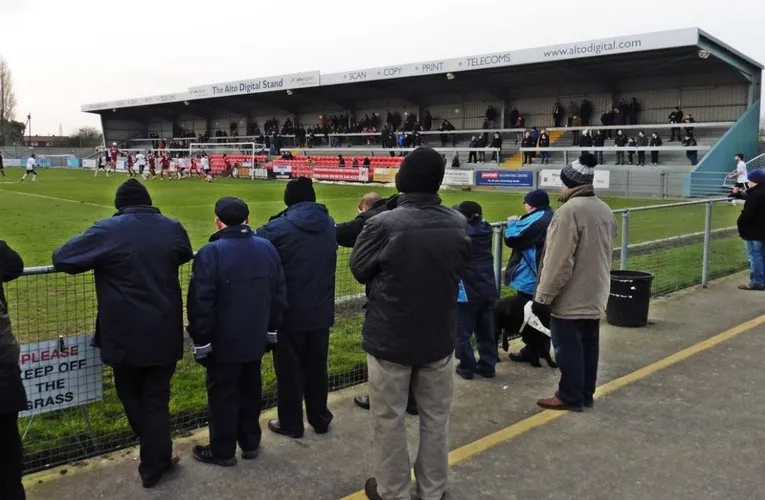 Khung cảnh sống động tại Woodspring Stadium vào ngày diễn ra trận đấu của Weston-super-Mare AFC