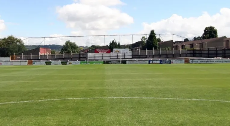 Khung cảnh yên bình của khán đài The Bath End tại Twerton Park, khu vực cổ vũ cho đội chủ nhà Bath City