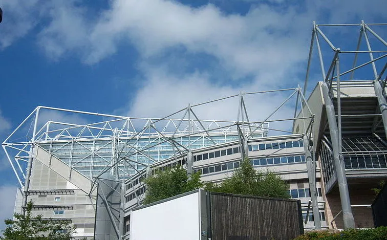 Kiến trúc hoành tráng bên ngoài sân vận động St. James' Park, biểu tượng của thành phố Newcastle