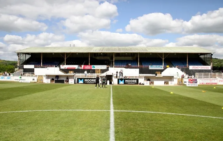 Kiến trúc uy nghi của khán đài chính Grandstand tại sân Twerton Park, điểm tựa vững chắc của Bath City