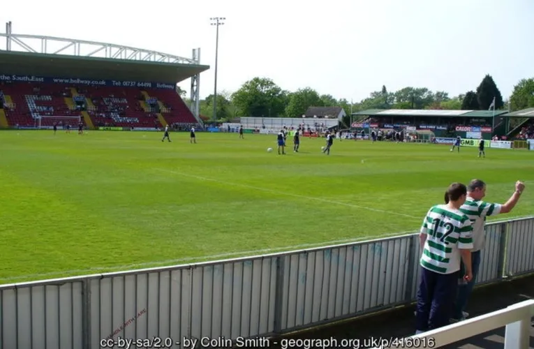 Kingfield Stadium rực rỡ trong ngày thi đấu