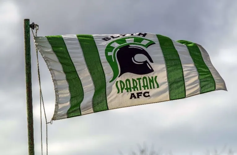 Lá cờ Blyth Spartans kiêu hãnh tung bay tại sân vận động Croft Park, biểu tượng của niềm tự hào