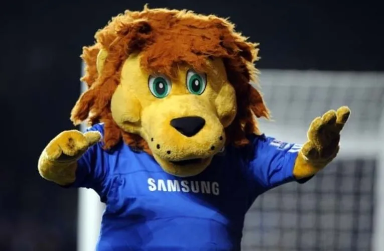 Linh vật Stamford the Lion của Chelsea trên sân Stamford Bridge, biểu tượng niềm tự hào của The Blues
