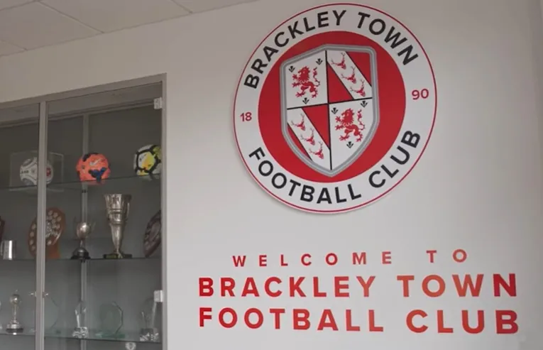 Logo câu lạc bộ Brackley Town FC, biểu tượng của 'Những vị Thánh'