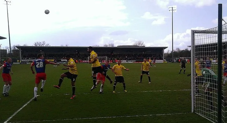 Logo CLB Burton Albion, biểu tượng của The Brewers trên hành trình tại Bóng đá Anh