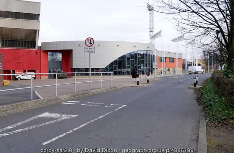 Lối vào chính của Sân vận động Gateshead International, chào đón người hâm mộ và vận động viên