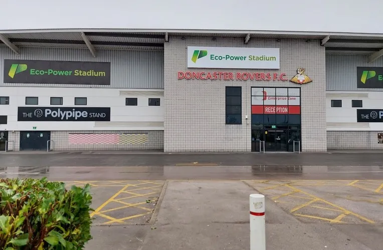 Lối vào chính Eco-Power Stadium, chào đón người hâm mộ Doncaster Rovers và đội bóng khác