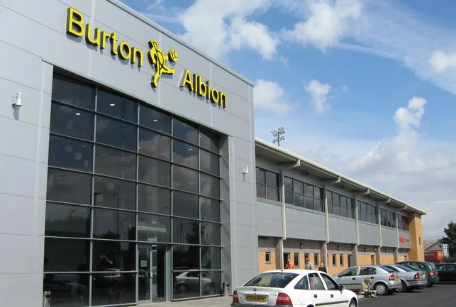 Lối vào chính hoành tráng của Pirelli Stadium, chào đón mỗi cổ động viên Burton Albion