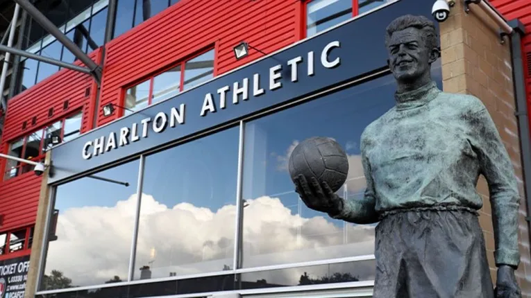 Lối vào chính hoành tráng của sân The Valley, biểu tượng của Charlton Athletic