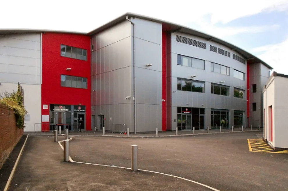Lối vào chính sân vận động Highbury, cánh cửa mở ra thế giới bóng đá Fleetwood Town