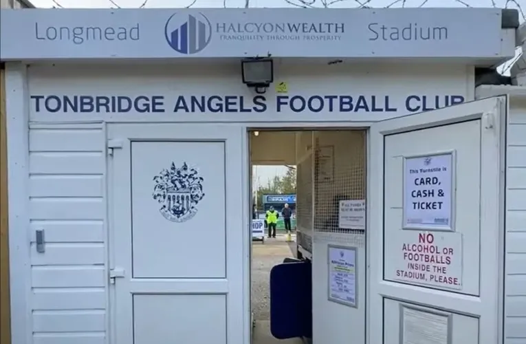 Lối vào sân Longmead Stadium, cánh cổng mở ra thế giới bóng đá Tonbridge Angels