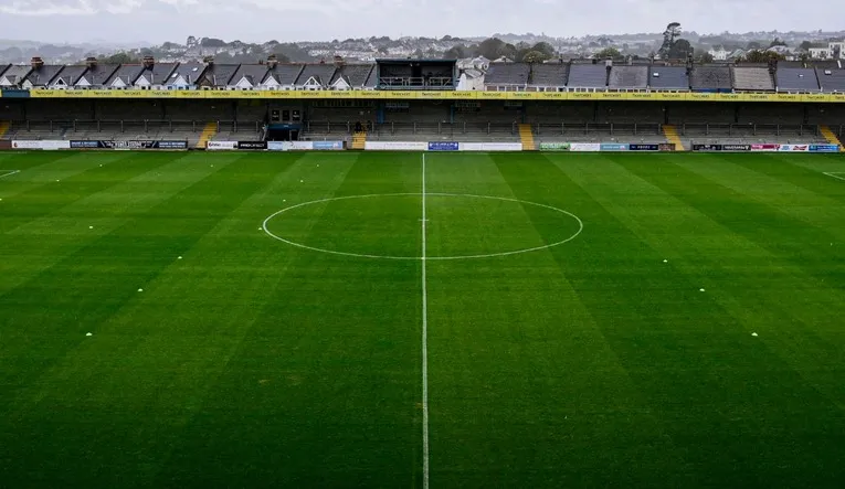 Mặt cỏ xanh mướt của Plainmoor Stadium Torquay, trái tim của mỗi trận cầu