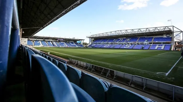 Mặt sân cỏ xanh mướt của Weston Homes Stadium, sẵn sàng cho những màn trình diễn đỉnh cao của Peterborough United.