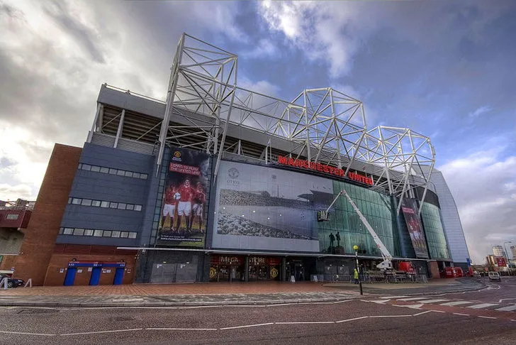 Mặt tiền hoành tráng của sân vận động Old Trafford về đêm