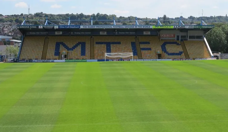 Một góc khán đài Field Mill, thể hiện sự cổ kính nhưng vững chãi, nơi hàng ngàn cổ động viên Mansfield Town đã đổ về cổ vũ.