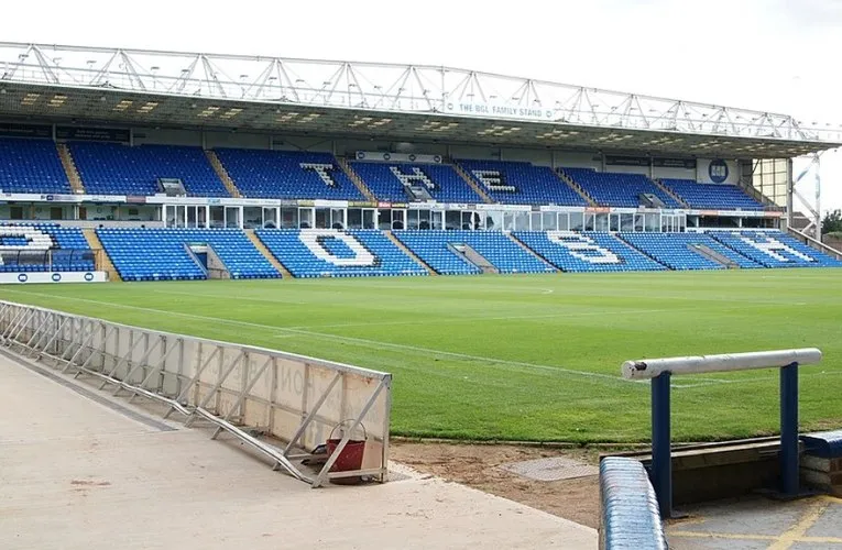 Một góc khán đài sân Weston Homes Stadium, nơi chứa đựng niềm đam mê cuồng nhiệt của cổ động viên Peterborough United.