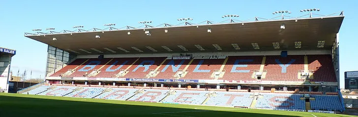Một góc khán đài tại sân vận động Turf Moor, nơi hàng ngàn người hâm mộ Burnley FC tụ họp cổ vũ đội bóng trong một trận đấu đỉnh cao của bóng đá Anh.