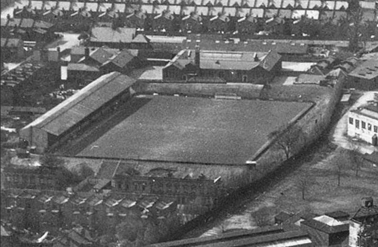 Một khoảnh khắc lịch sử của sân vận động Loftus Road, chứng nhân của thời gian và tình yêu bóng đá.