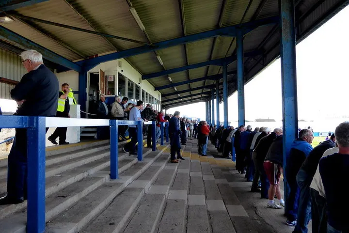 Người hâm mộ Barrow AFC cuồng nhiệt trên khán đài sân Holker Street, thể hiện tinh thần The Bluebirds