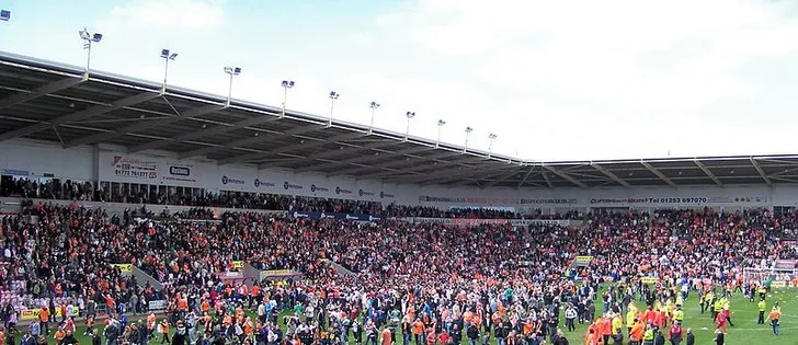 Người hâm mộ Blackpool FC ăn mừng giành quyền đá Play-off năm 2010