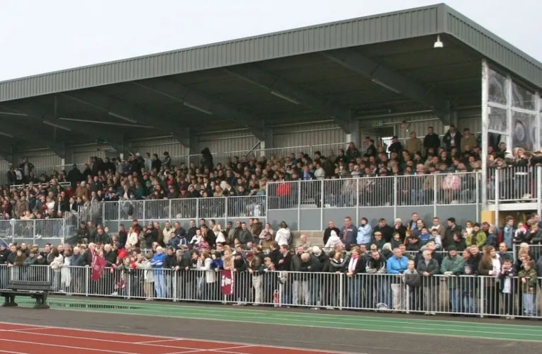 Người hâm mộ Chelmsford City FC trên khán đài sân vận động Melbourne Cộng Đồng