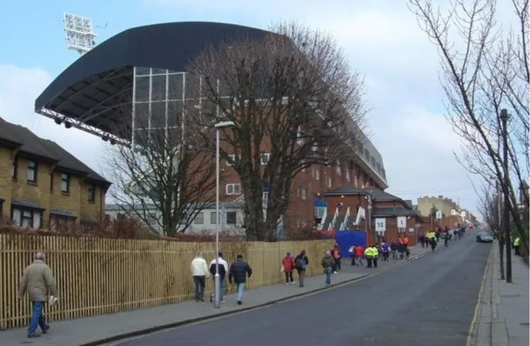 Người hâm mộ Crystal Palace đổ về Selhurst Park trong ngày diễn ra trận đấu