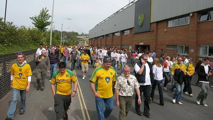 Người hâm mộ Norwich City náo nức tiến vào sân Carrow Road trong ngày có trận đấu
