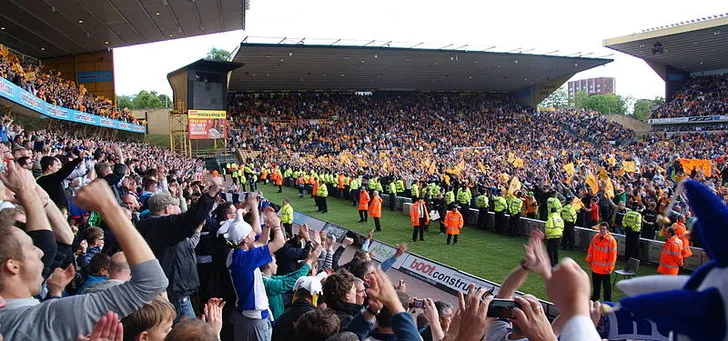 Người hâm mộ Wolverhampton Wanderers ăn mừng trụ hạng Premier League 2011 tại Molineux