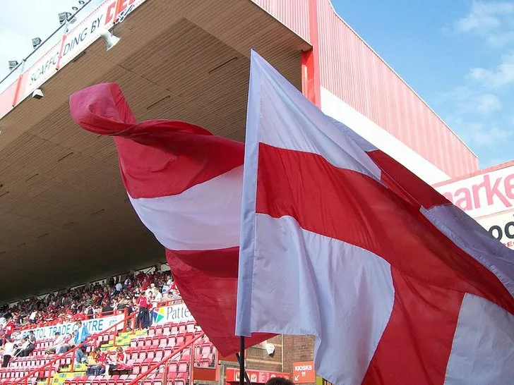 Những lá cờ CLB và quốc gia tung bay tại sân Ashton Gate