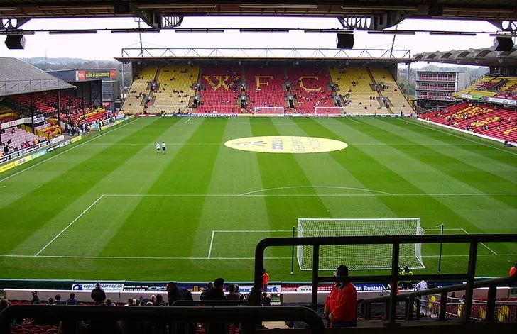 Nội thất bên trong sân vận động Vicarage Road vào năm 2010, thể hiện không khí chờ đợi trận đấu của Watford FC
