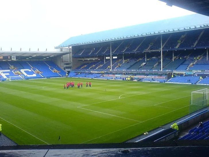 Nội thất sân vận động Goodison Park nhìn từ khán đài, một góc nhìn toàn cảnh nơi những giấc mơ thành hiện thực