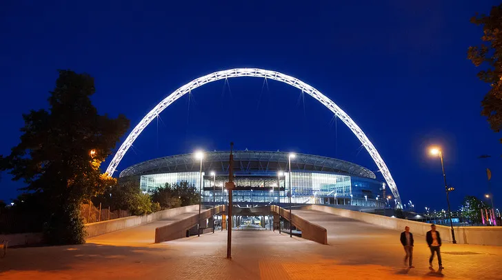 Nội thất sân Wembley nhìn từ trên cao, cho thấy không gian và hàng ghế