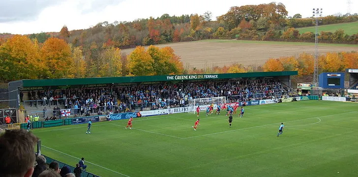 Pha tranh chấp quyết liệt trong trận đấu giữa Wycombe Wanderers và Lincoln City tại Adams Park