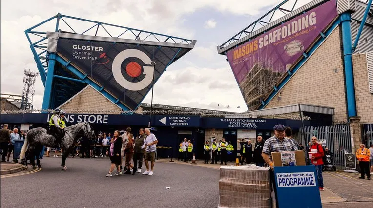 Quang cảnh bên ngoài sân The Den, nơi tập trung những người hâm mộ Millwall trung thành