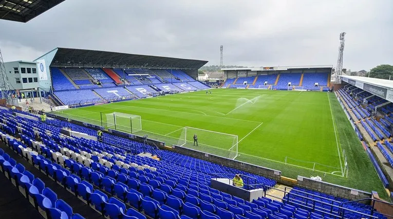 Quang cảnh sân vận động Prenton Park nhìn ra sân cỏ
