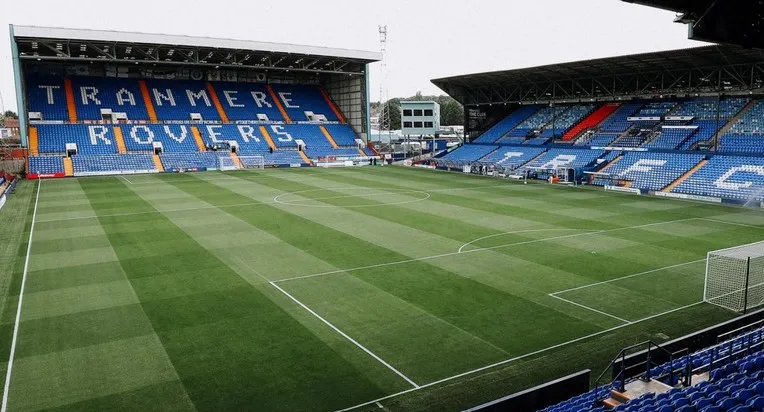 Quang cảnh sân vận động Prenton Park từ khán đài