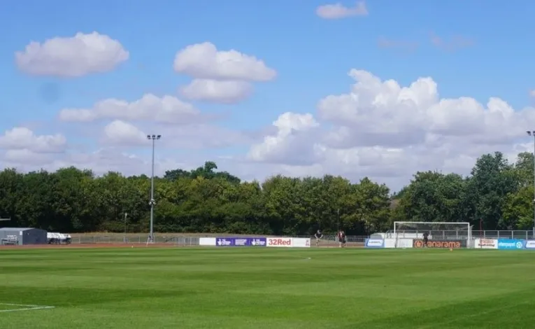 Sân cỏ và đường chạy điền kinh tại Melbourne Stadium Chelmsford, chứng nhân lịch sử thể thao
