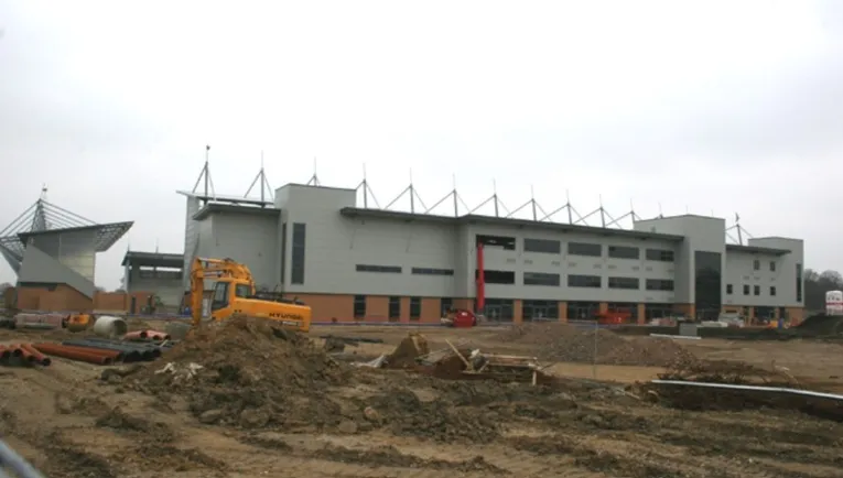 Sân JobServe Community Stadium trong giai đoạn xây dựng năm 2008, ước mơ dần hiện hữu