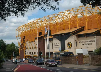 Sân Molineux - Sân nhà của Wolverhampton Wanderers rực rỡ dưới nắng