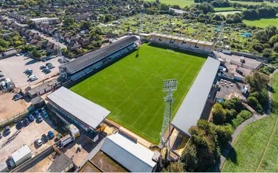 Sân vận động Abbey Stadium nhìn từ trên cao, biểu tượng của Cambridge United và bóng đá Anh