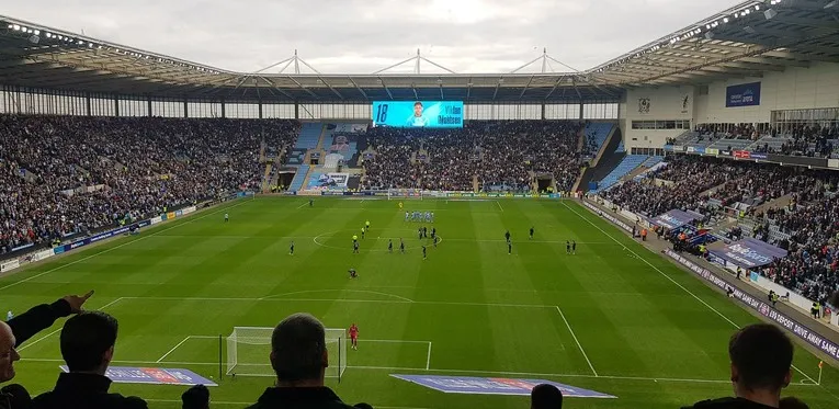 Sân vận động Coventry Building Society Arena vào ngày diễn ra trận đấu