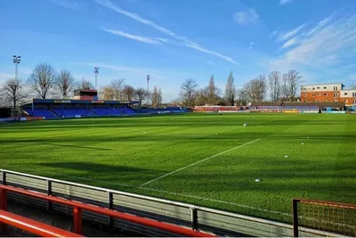 Sân vận động Cressing Road nhìn từ khán đài, biểu tượng của Braintree Town