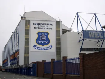 Sân vận động Goodison Park nhìn từ trên cao với kiến trúc cổ kính