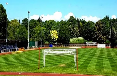 Sân vận động Hornchurch nhìn từ khán đài, một biểu tượng của bóng đá Anh hạng dưới.
