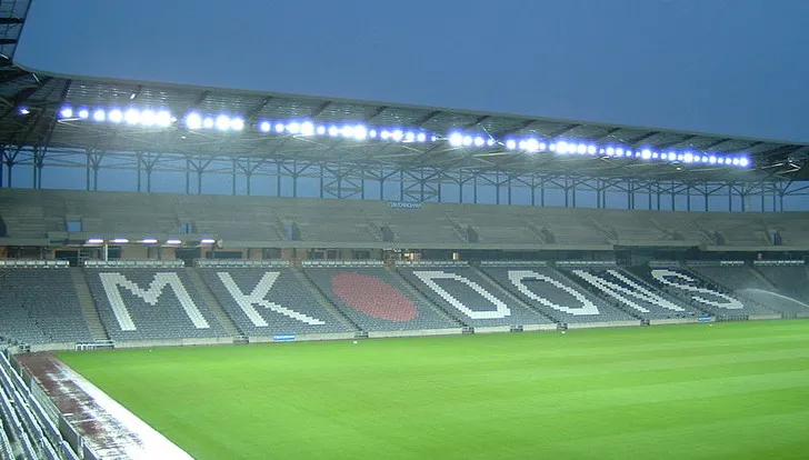 Sân vận động MK Dons với khán đài và ghế ngồi