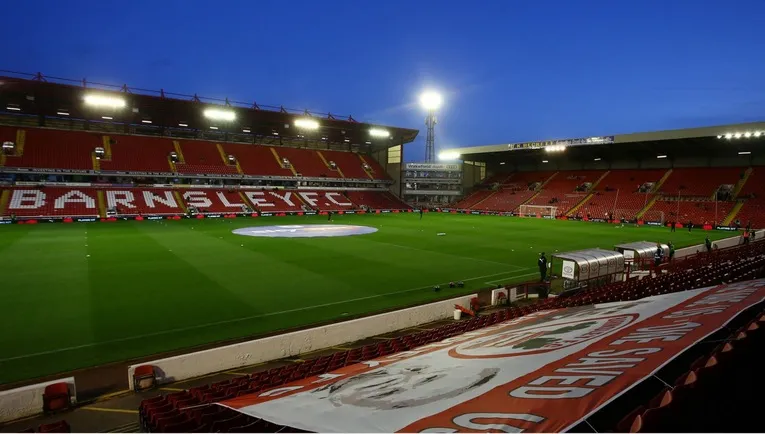 Sân vận động Oakwell nhìn ra sân cỏ, bao la màu xanh