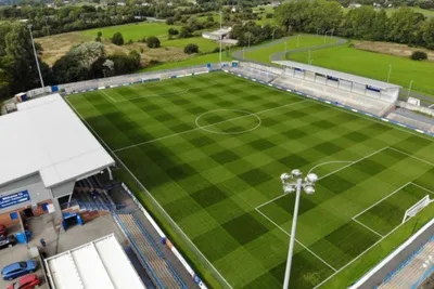 Sân vận động Tameside Ashton-under-Lyne nhìn từ trên cao, biểu tượng của bóng đá Anh hạng dưới