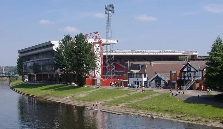 Sân vận động The City Ground nhìn từ bờ sông Trent, vẻ đẹp bình yên và hùng vĩ