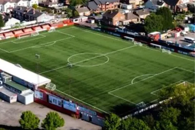Sân vận động The Lamb Ground Tamworth nhìn từ trên cao, biểu tượng của Tamworth FC